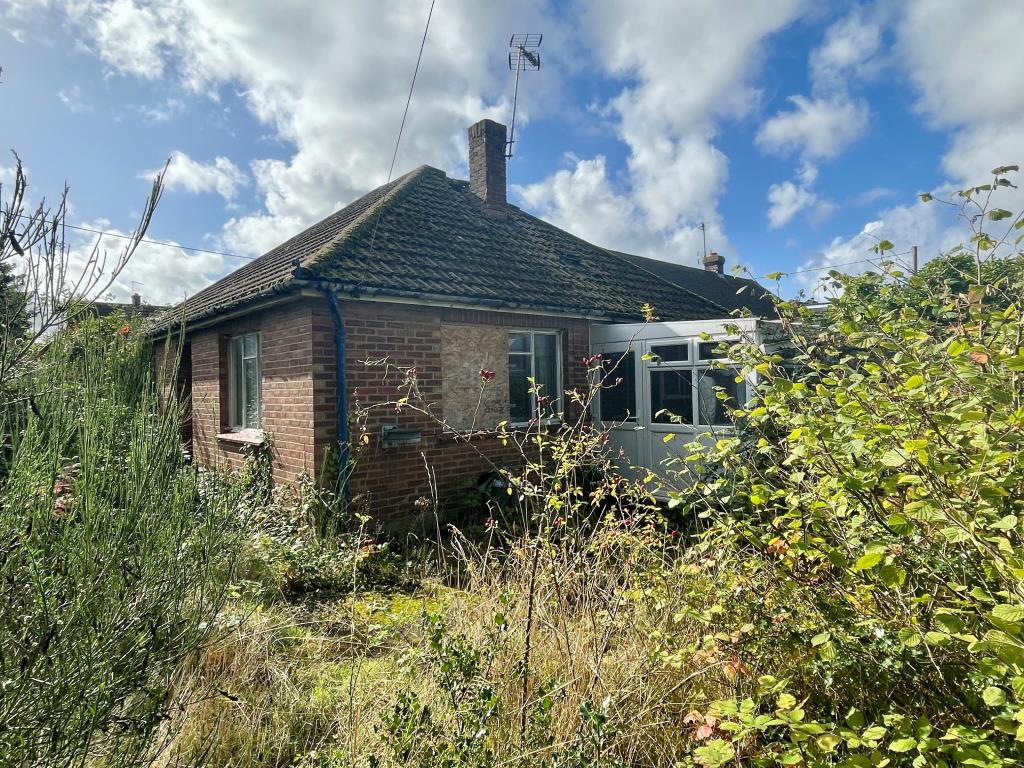Lot: 9 - DETACHED BUNGALOW ON GOOD SIZE PLOT WITH DEVELOPMENT POTENTIAL - Detached bungalow with conservatory